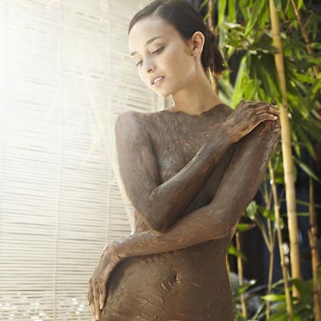 โรงแรมฮาร์ด ร็อค โคอา กาลังกูติ ภายนอก รูปภาพ A woman with mud on her body