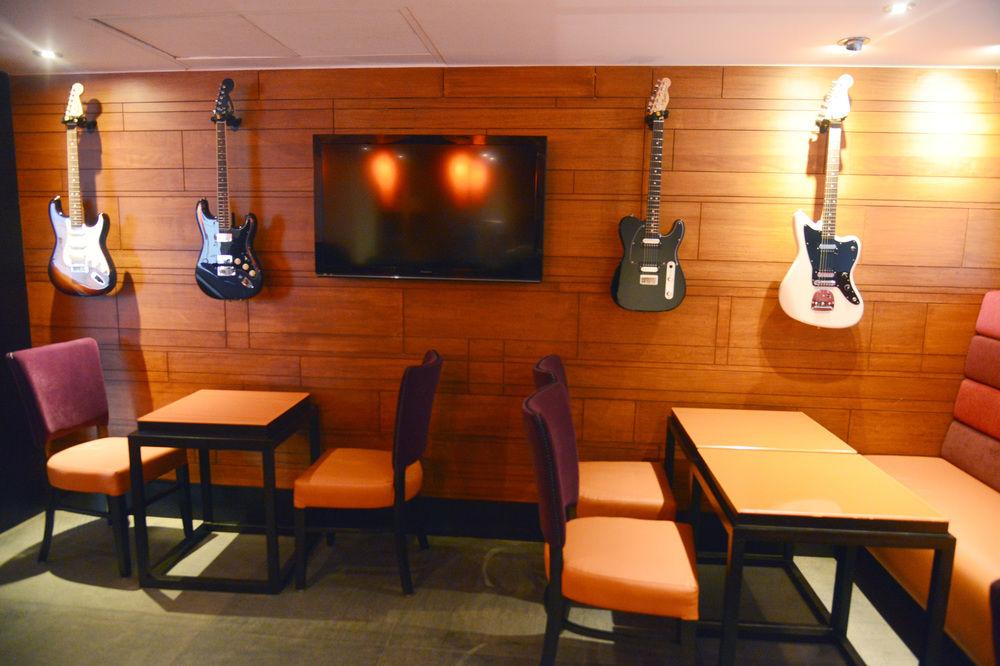 โรงแรมฮาร์ด ร็อค โคอา กาลังกูติ ภายนอก รูปภาพ The interior of a typical Hard Rock Cafe