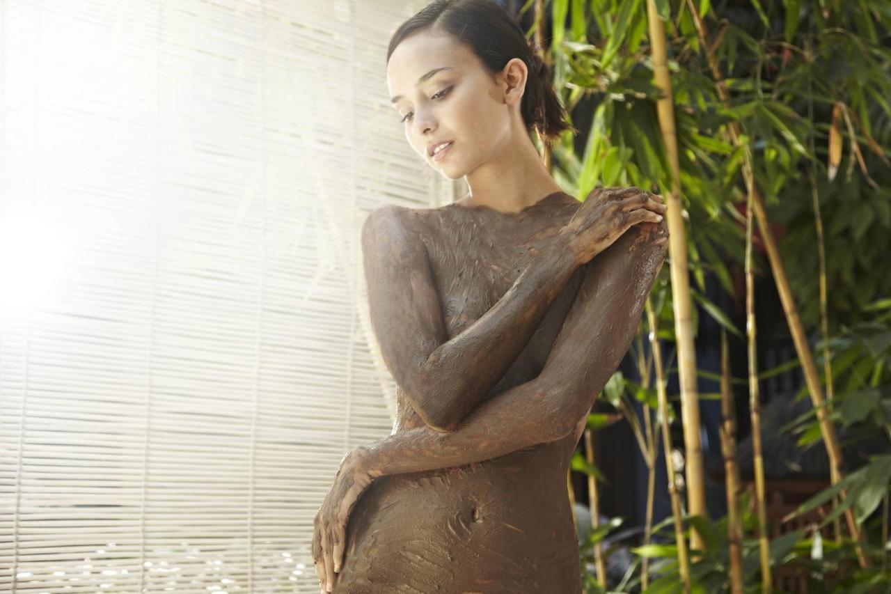 โรงแรมฮาร์ด ร็อค โคอา กาลังกูติ ภายนอก รูปภาพ A woman with mud on her body