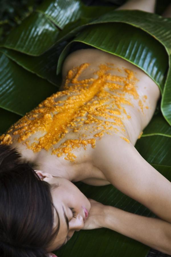 โรงแรมฮาร์ด ร็อค โคอา กาลังกูติ ภายนอก รูปภาพ A woman with turmeric applied to her back