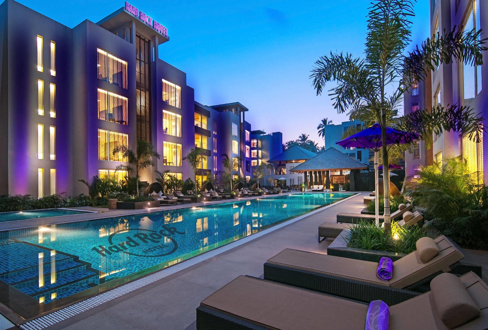 โรงแรมฮาร์ด ร็อค โคอา กาลังกูติ ภายนอก รูปภาพ The pool at the W Bangkok